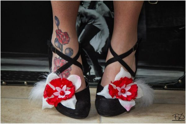 Bijoux de chaussures rouges et blancs plumes blanches