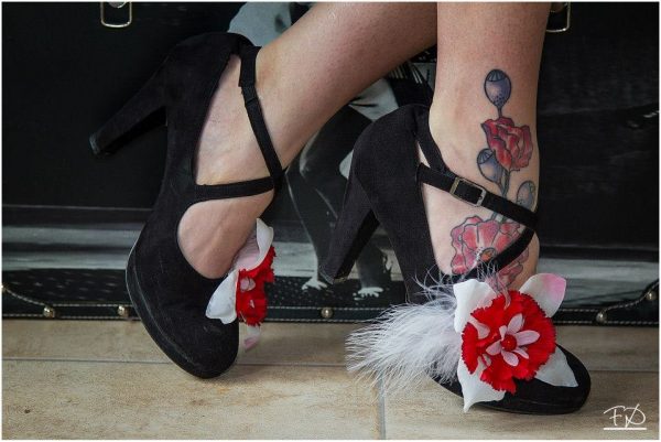 Bijoux de chaussures rouges et blancs plumes blanches – Image 2