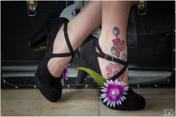 Bijoux de chaussures fleurs mauves plumes vertes