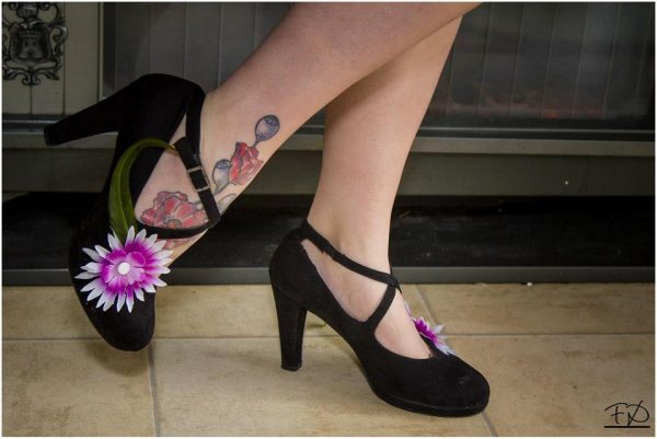 Bijoux de chaussures fleurs mauves plumes vertes – Image 2