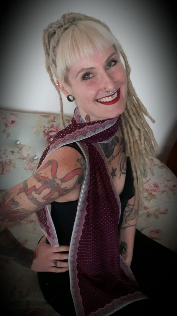 Foulard en voile couleur bordeaux et plumetis blancs