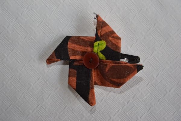 Petite pince à cheveux origami moulin tiki – Image 2