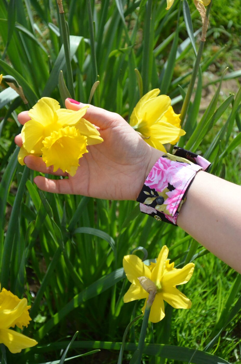 Bracelet nœud en coton fleurs roses roses – Image 2