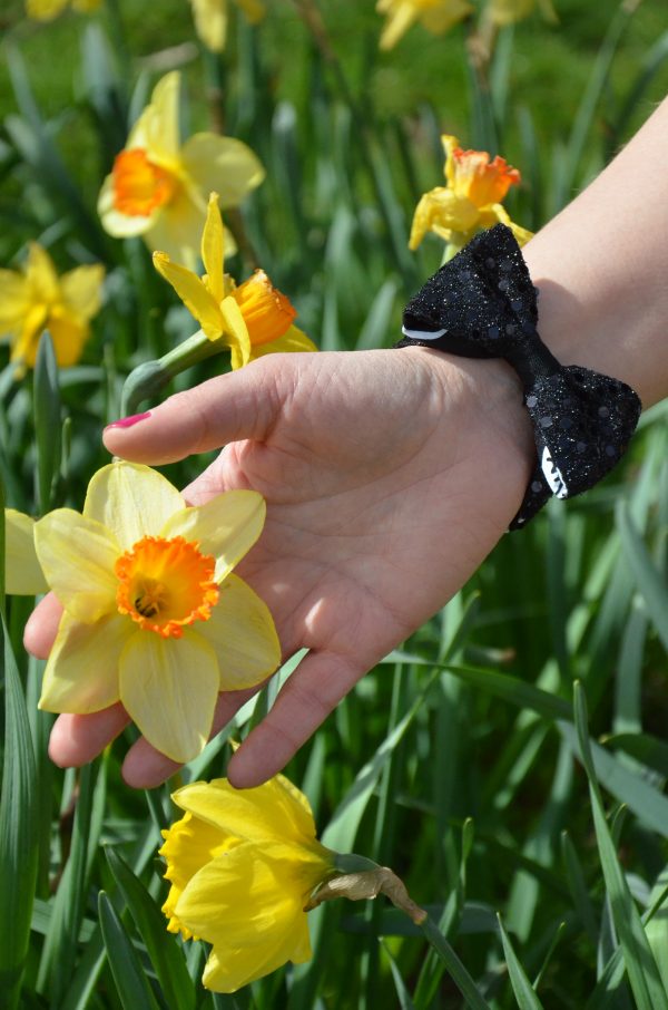Bracelet nœud noir en sequin avec pochète secrète