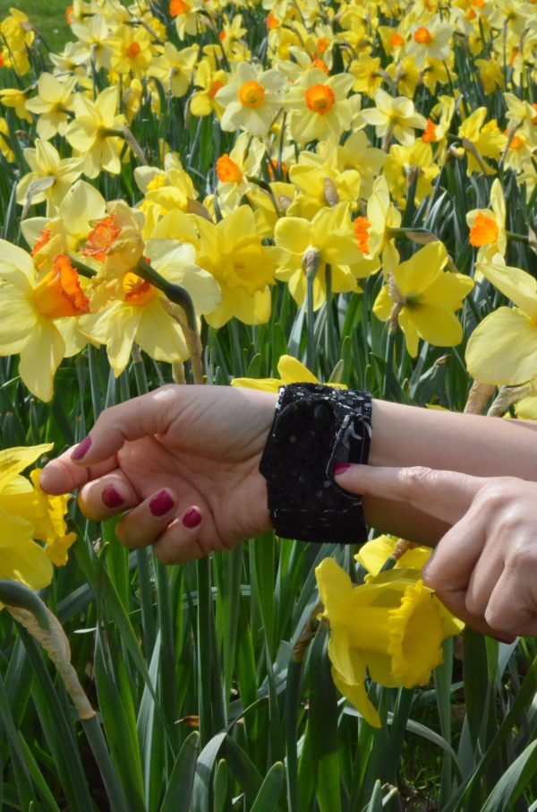 Bracelet nœud noir en sequin avec pochète secrète – Image 2