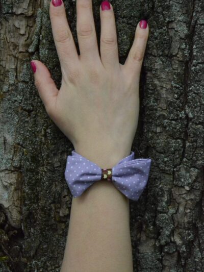 Bracelet nœud en coton mauve à pois