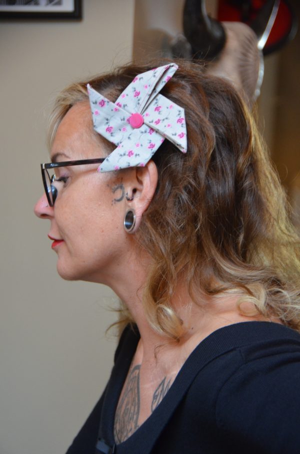 Grande pince à cheveux origami grise et rose – Image 2