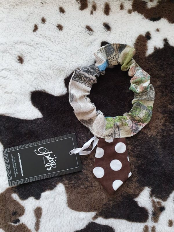Cravate pour chien vieux magazines et pois bruns – Image 3
