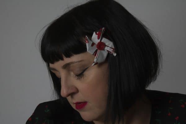 Petite pince à cheveux origami moulin rouge et grise – Image 3