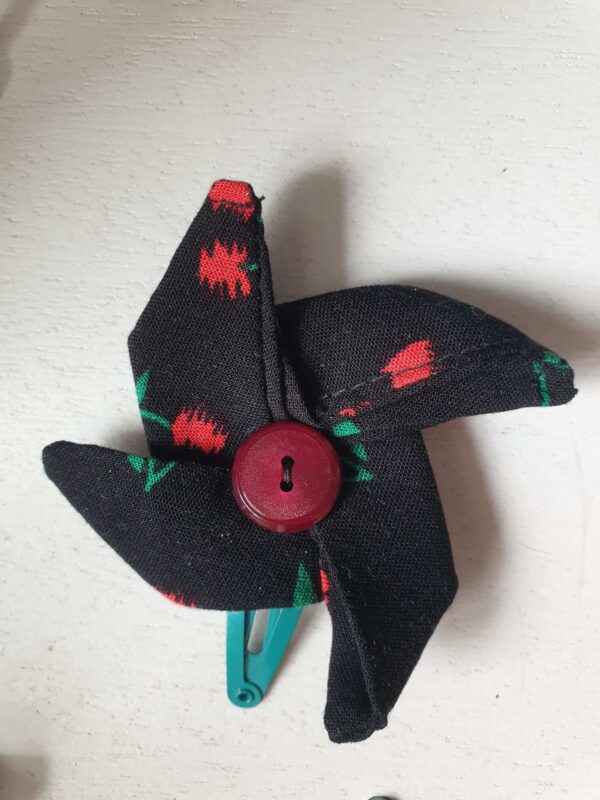 Petite pince à cheveux origami moulin noir cerises – Image 2