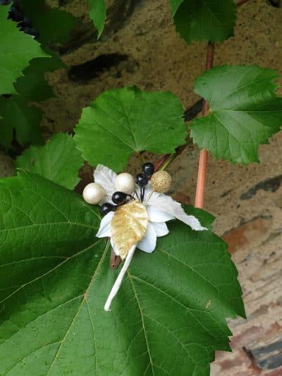 Pince à cheveux fleur blanche avec perles