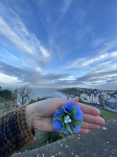 Pince à cheveux fleur bleu et verte au coeur paillettes