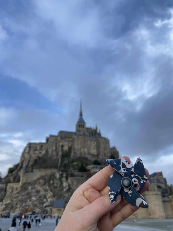 Petite pince à cheveux origami moulin bleu têtes de mort