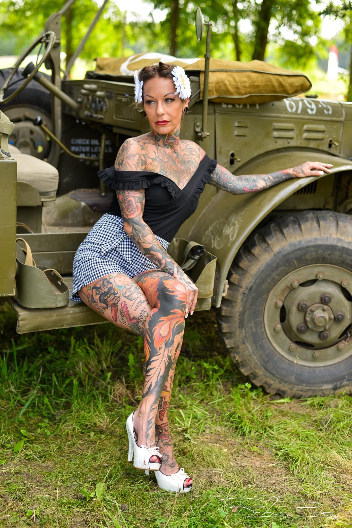 Peignes fleur blanche porter par une mannequin vue de face