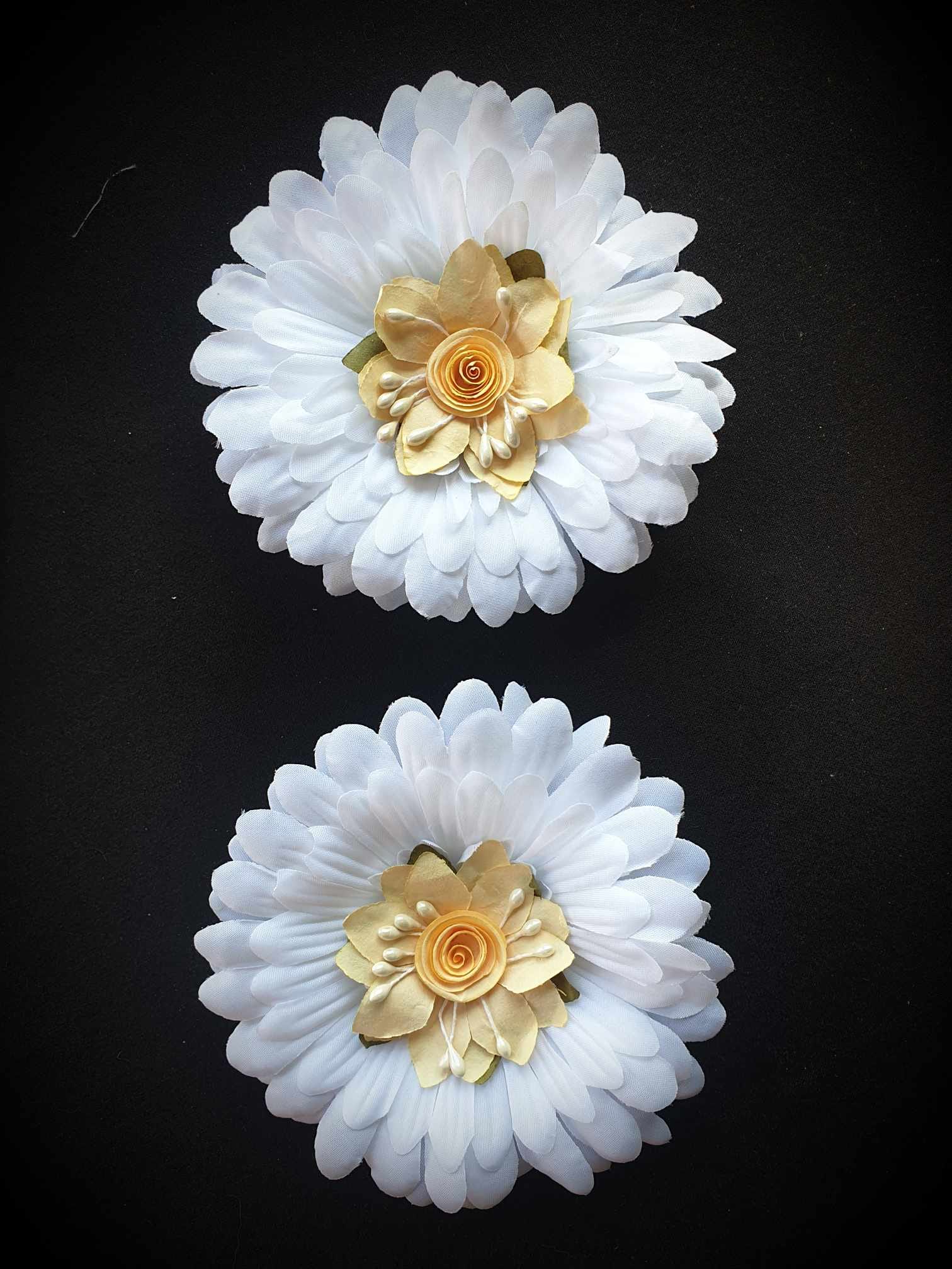 Peinges qui reprensente 2 fleurs blanches avec en son centre des fleurs plus beige en papier