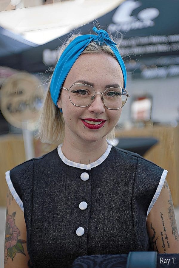 Bandeau bleu porter par un mannequin vue de face se noue sur le devant