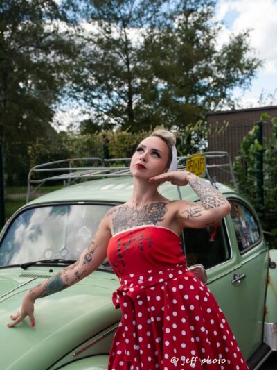 Mise en scene du bonnet blanc sur une mannequin qui porte un robe rouge à pois blancs avec le logo Pitsy Fashion