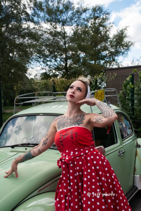 Mise en scene du bonnet blanc sur une mannequin qui porte un robe rouge à pois blancs avec le logo Pitsy Fashion