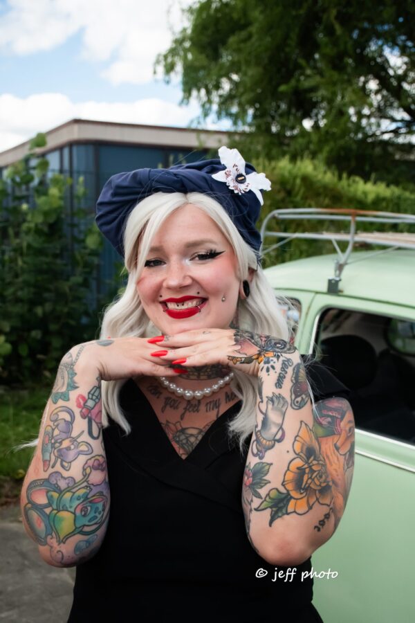 Bonnet en coton bleu avec une fleu blanche sur le cote