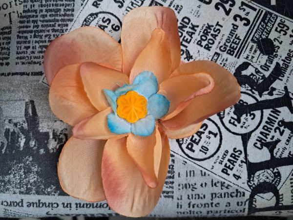 Pince à cheveux fleur orange et bleu avec bouton jaune