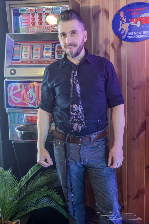Cravate pour homme noir et rose avec des fleurs et perles