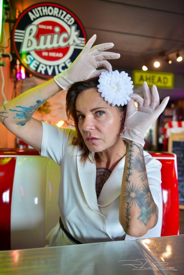 Pince à cheveux blanche porter par Ingrid