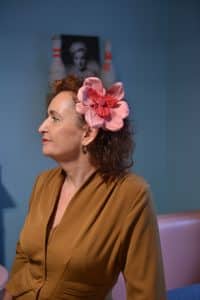 grande pince à cheveux aux petales rose et rose et un rose plus foncer en son centre gros bouton rose et dore