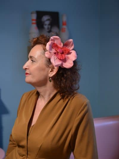 grande pince à cheveux aux petales rose et rose et un rose plus foncer en son centre gros bouton rose et dore