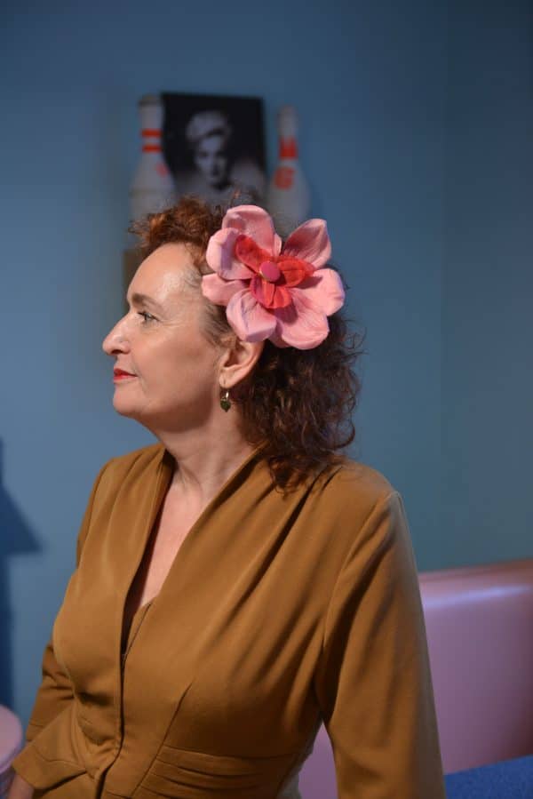 grande pince à cheveux aux petales rose et rose et un rose plus foncer en son centre gros bouton rose et dore