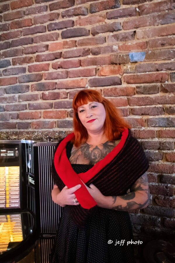 Echarpe créateur pièce unique de couleur noir et rouge un cote en lainage tricot et de la doudoune rouge