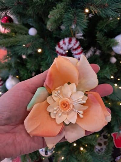 Pince à cheveux fait main representant une fleur rose orange et papier étoilée jaune