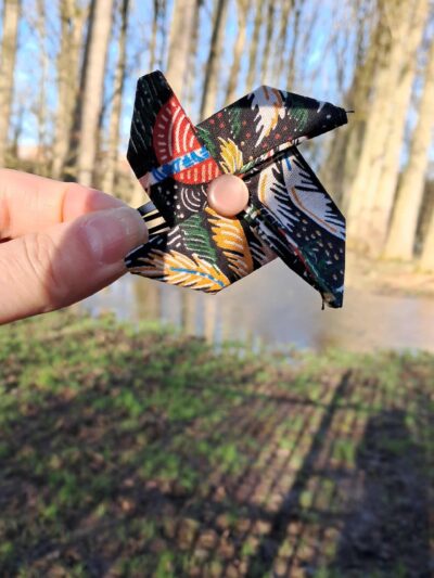 zoom sur sur la pince en origami en forme de moulin en tissu coton avec des motifs exotiques