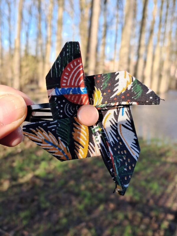 Pince à cheveux en origami en forme de moulin avec un motif exotique