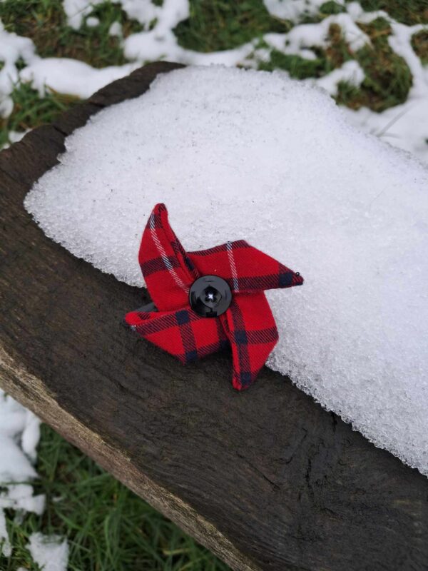 Pince à cheveux en origami moulin en tissu pilou rouge à lignes