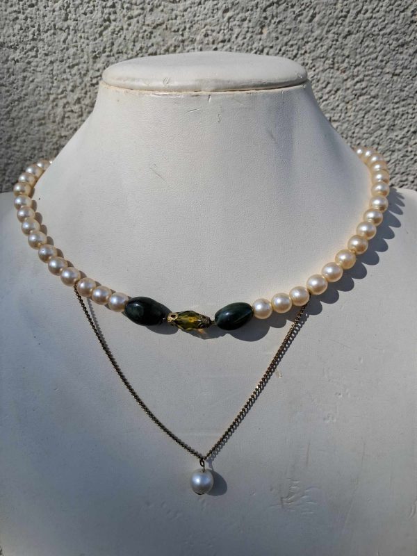 Collier perles de nacre et vertes porter sur présetoir