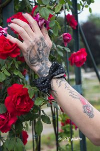 Bracelet noeud en sequin noir porter dans les roses