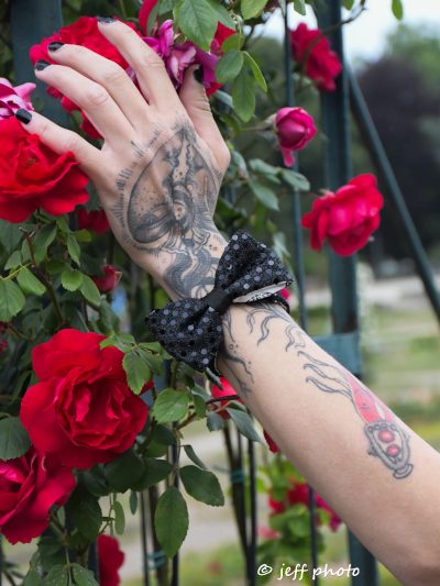 Bracelet noeud en sequin noir porter dans les roses