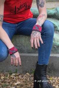 Demonstration de bas de manche porter à lele la peau en tissu ecossais