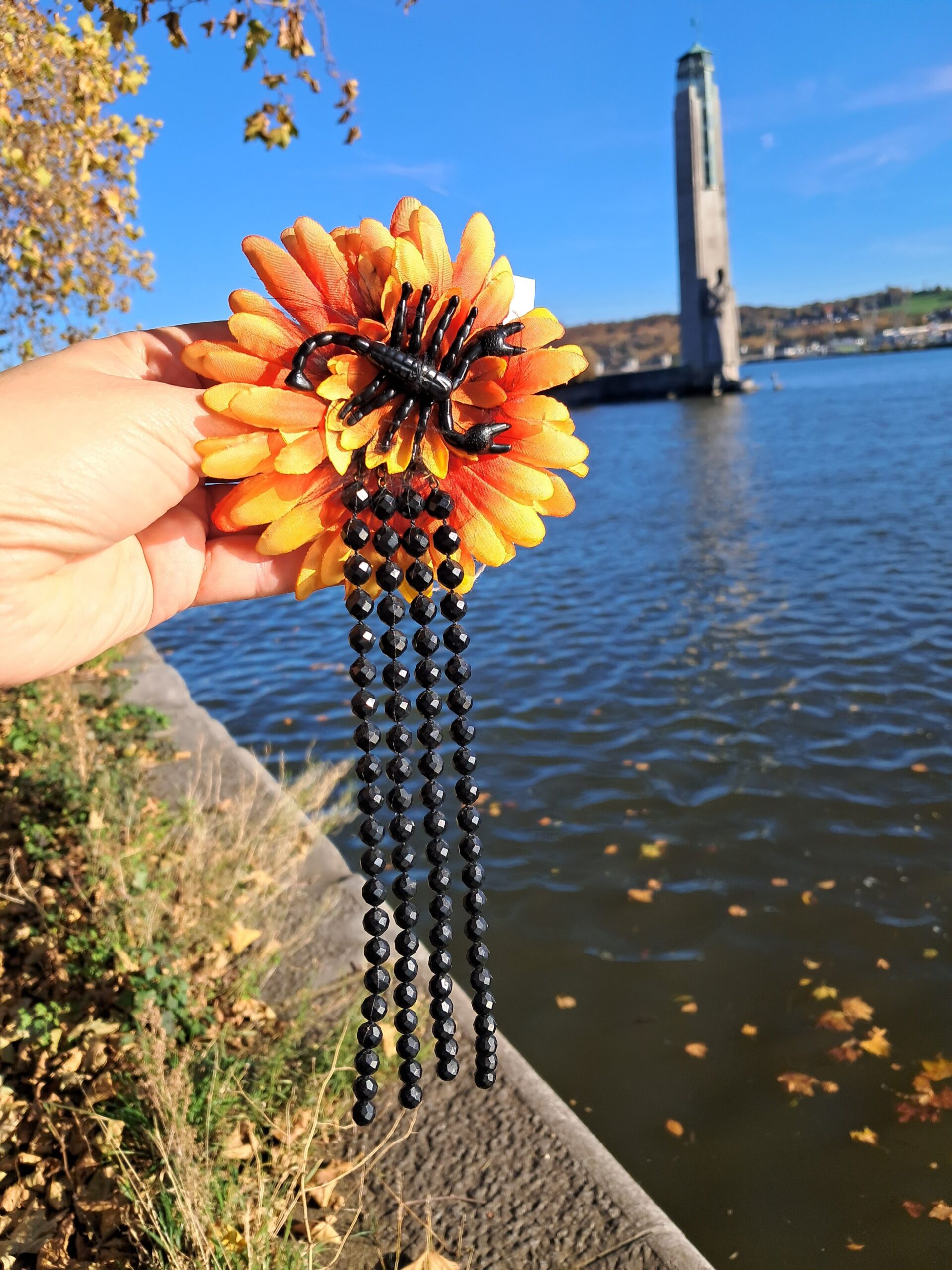 Grande pince à cheveux fleur orange scorpion