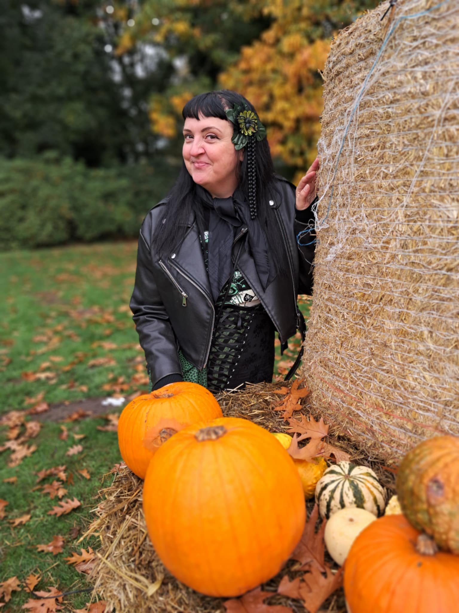 grande fleur pour les cheveux dans un esprit halloween verte avec une araignee et des perles decoratives