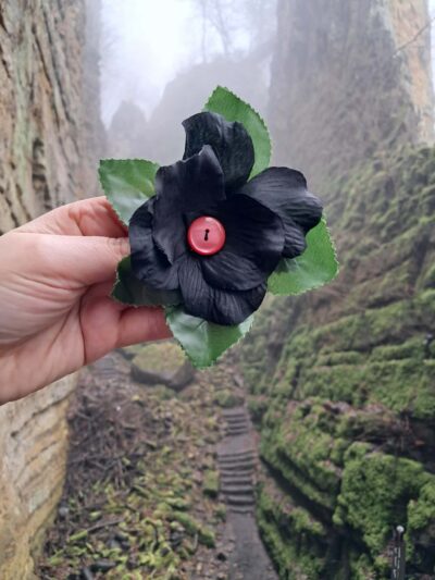 Pince à cheveux fleur pétales de rose noir gorges du loup