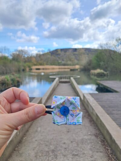 Petite pince à cheveux en origami fleur motif fleurs bleus