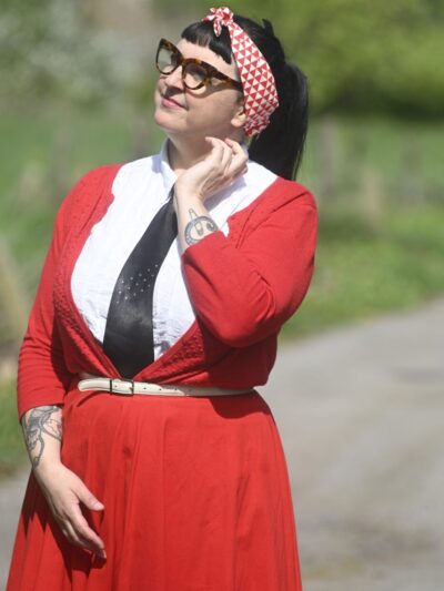 Bandeau Cheveux fin géometrique rouge et blanc.