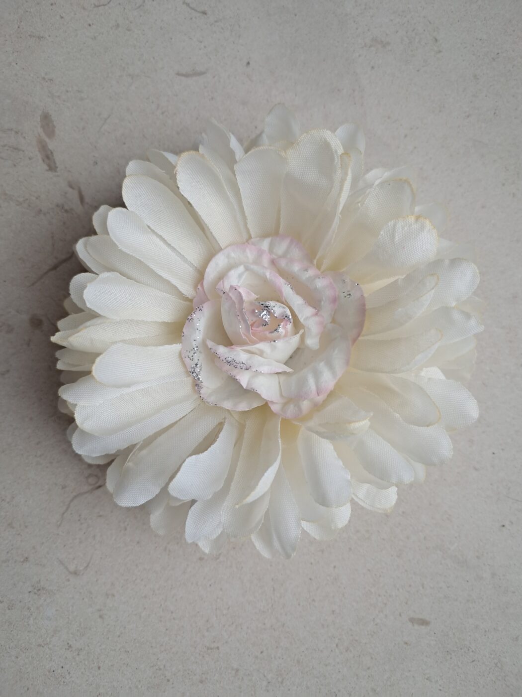 Pince à cheveux fleur chrysanthème blanche au coeur de rose en papier. – Image 2
