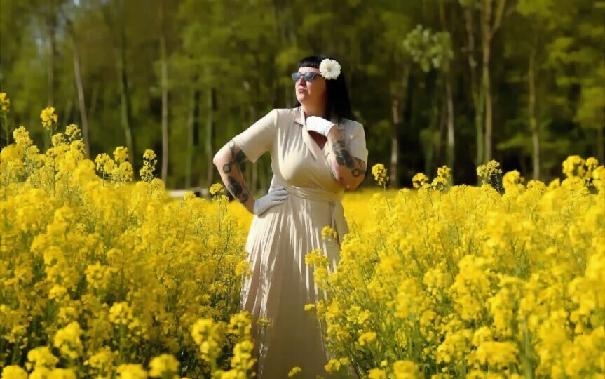 une fleur dans les cheveux parmis les fleurs de colza