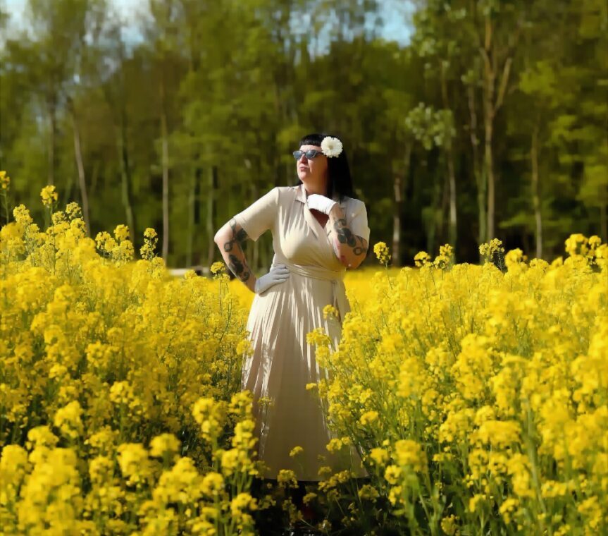 une fleur dans les cheveux parmis les fleurs de colza