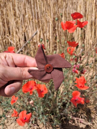 Petite pince à cheveux origami moulin brune