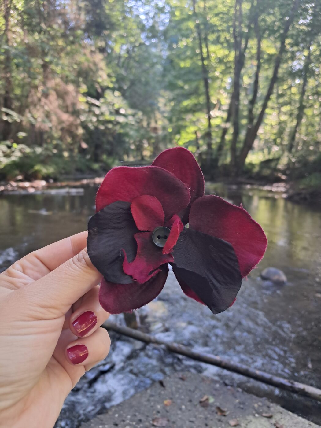 Pince à cheveux fleur noire et bordeaux, orchidée fait main – Image 3