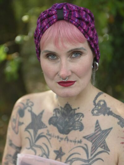 Bonnet turban en jersey imprimé à lignes rose, violet et noir, avec ruban noir sur le devant